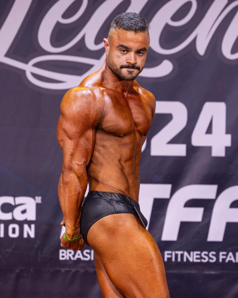 Victor Silva no palco de uma competição de fisiculturismo, em 2024